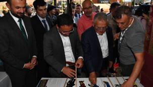 Başkan Büyükkılıç'tan festivalde ''devlet tiyatrosu'na kadro'' müjdesi