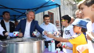 Başkan Palancıoğlu, vatandaşlara ve esnafa aşure ikram etti 