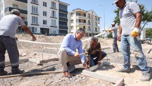 Başkan Savran, mahallelerde yapımı devam eden parklarda incelemelerde bulundu 