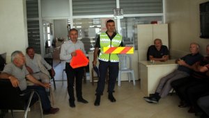 Beypazarı'nda jandarmadan traktör sürücülerine reflektör uyarısı 