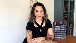 Burcu Çömezoğlu’un kitabı, fantastik bir evreni grinin farklı tonlarıyla anlatıyor