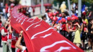 Büyük Zafer'in kazanıldığı topraklarda 3 bin 743 metrelik Türk bayrağı açıldı