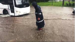 Büyükşehir tüm ekipleriyle sağanak yağışta görev başında