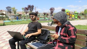 Çubuk'ta şarjlı banklar ilgi görüyor