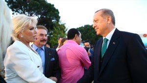 Cumhurbaşkanı Erdoğan'dan Kovid-19'a yakalanan Ajda Pekkan'a geçmiş olsun telefonu