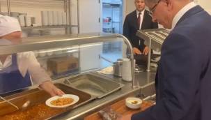 Davutoğlu'ndan partililerle öğle yemeği