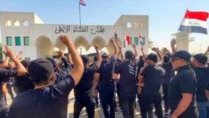 Destekçilerinin eylemi Irak'taki Şii lider Sadr ile yargıyı karşı karşıya getirdi