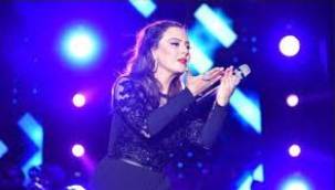 Ebru Gündeş sahnede gözyaşlarına hakim olamadı, konsere ara verdi