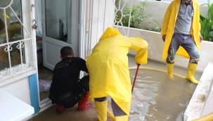 Ekipler su basan eve müdahale ettiler