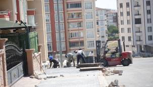 Ertuğrul Gazi sokakta yaya kaldırımları yenileniyor