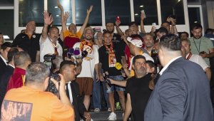 Galatasaraylı taraftarların karşılaması Lucas Torreira ve Dries Mertens'i mutlu etti 
