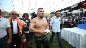 Geleneksel Kurtdereli Yağlı Güreşleri'nin başpehlivanı Yusuf Can Zeybek oldu