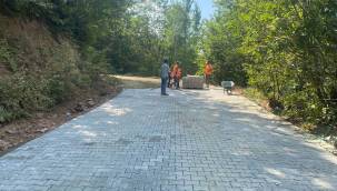 Gölcük Nüzhetiye - Sakarbıçkı arasına Büyükşehir Belediyesi tarafından parke yol yapılıyor