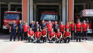 Gönüllü İtfaiyeci olarak vatandaşın yardımına koşuyor