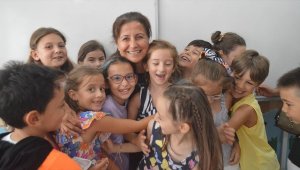 Gülay öğretmen öğrencilerine yaz tatilinde de okuma yazma öğretiyor