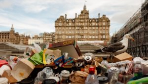 İskoçya'da grev nedeniyle sokaklarda biriken çöp yığınları endişe uyandırıyor