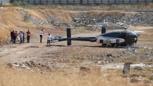 İzmir'de arızalanan helikopter boş araziye indiği sırada yan yattı