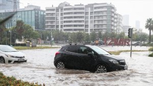 İzmir'de sağanak etkili oluyor