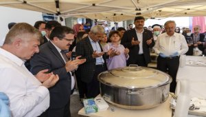 Kahramankazan'da vatandaşlara aşure dağıtıldı