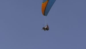 Kayseri Valisi Çiçek, yamaç paraşütüyle atlayış yaptı