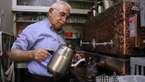 Kayserili esnaf çay ocağında 40 yıldır sigara ile mücadele ediyor