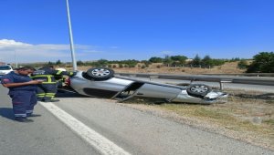 Kırıkkale'de devrilen otomobildeki 3 kişi yaralandı