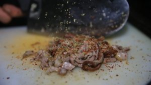 Kokusuyla ve tadıyla cezbeden sokak lezzeti: Kokoreç