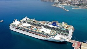 Kuşadası'na 2 kruvaziyerle 4 bin 827 turist geldi