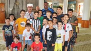 Mame Thiam Kur'an Kursunda eğitim gören çocuklarla bir araya geldi