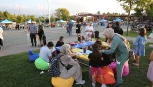 Meraklı gözlerle gökyüzünü gözlemlediler