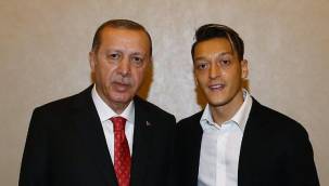 Mesut Özil, Cumhurbaşkanı Erdoğan'ın gönderdiği hediyeyi paylaştı