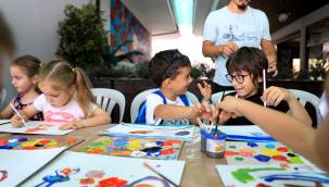 Minik ellerdeki fırçalar özgürce tuvalleri boyadı