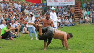 Muğla'da pehlivanlar sağanak altında güreşti
