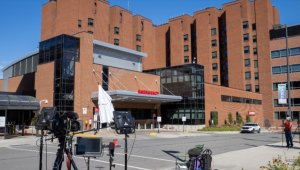 New York'ta saldırıya uğrayan Salman Rüşdi'nin sağlık durumu iyiye gidiyor