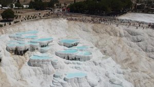 Pamukkale yaz sıcaklarında da turistlerin gözdesi