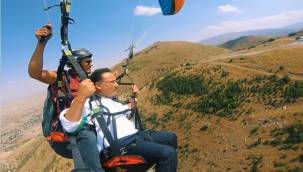 Paraşütle uçan Vali Çiçek, Türkiye Gündeminde