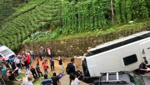 Rize'de tur midibüsü devrildi: 24 yaralı