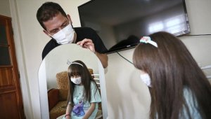 Saçlarını kaybeden 250 hasta çocuğu perukla sevindirdi