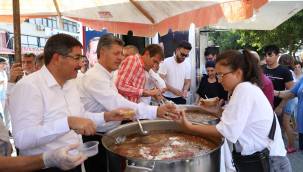 Şehzadeler Belediyesi vatandaşın ağzını aşureyle tatlandırdı
