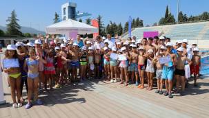 Şehzadeler Belediyesi yaz okuluyla yüzmeyi öğrendiler