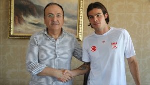 Sivasspor, Yunan futbolcu Charilaos Charisis'i transfer etti