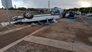 Sivas'ta devrilen otomobildeki 2 kişi yaralandı 