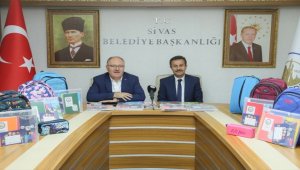 Sivas'ta öğrencilere kırtasiye desteği 