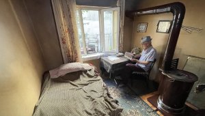 Tek odalı evinde yalnızlığını kitaplarla gideriyor