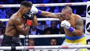 Ukraynalı boksör Usyk unvanlarını korudu