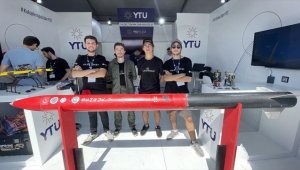 Üniversite öğrencileri 3 kilometre irtifaya çıkan roket tasarladı