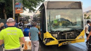 Üsküdar'da kaza yapan İETT otobüsünde hasar oluştu