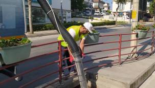 Yalova genelinde yağmur suyu kanalları temizleniyor