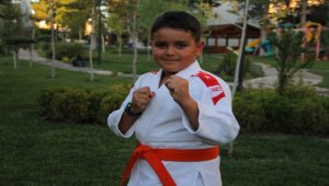 8 yaşındaki Ahmet'in apartman girişindeki Türk bayrağını selamlaması güvenlik kamerasında