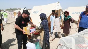 AFAD, Pakistan'daki selzedelere 500 koli gıda maddesi dağıttı